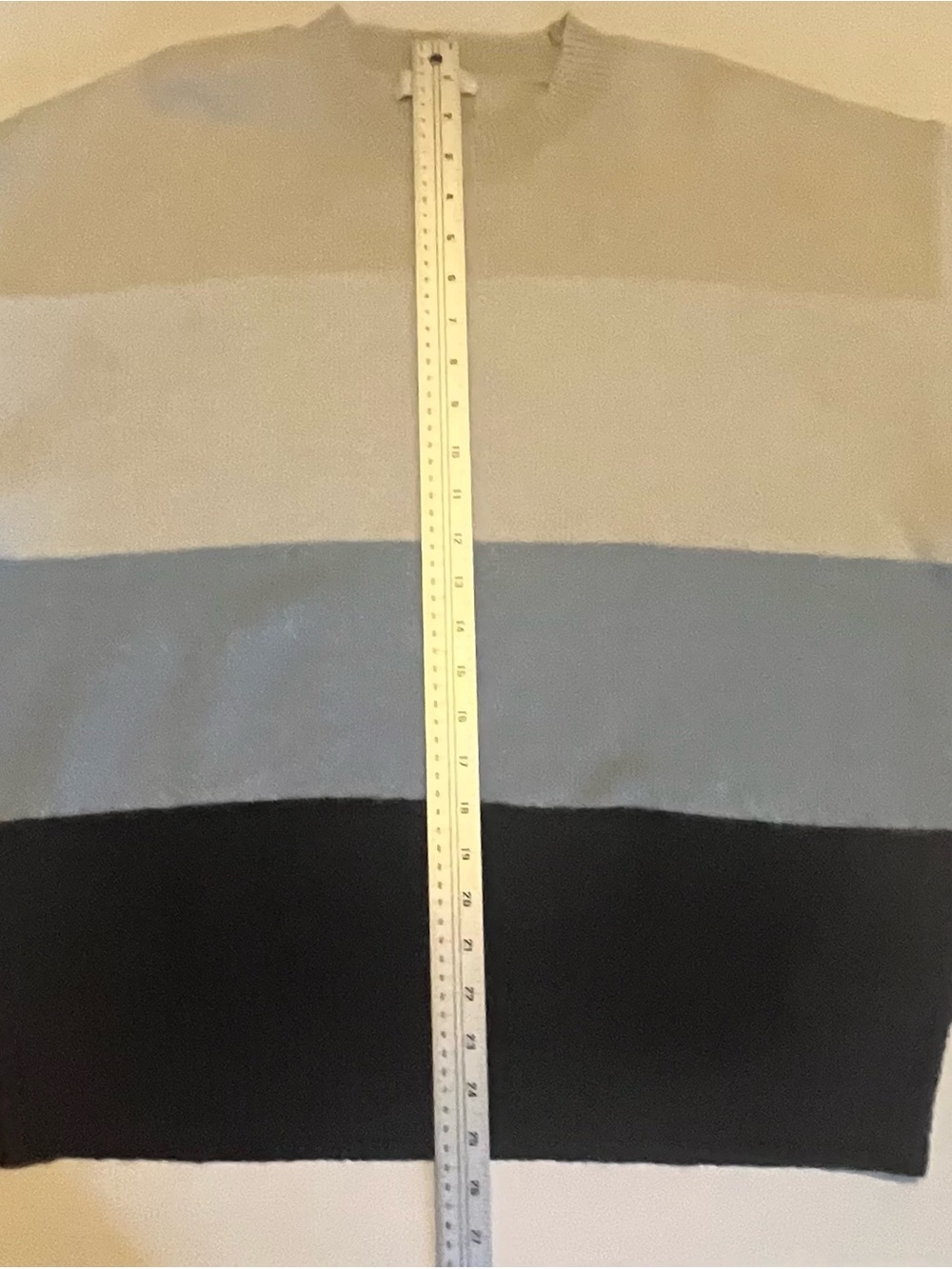 H & M Sweater - M
Colour Block - Picture 5 of 6